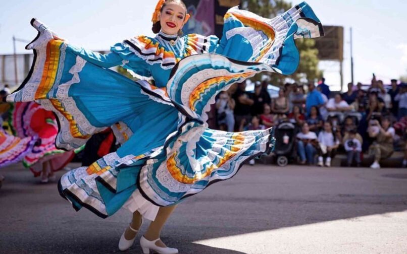 photo of italia in cultural outfit